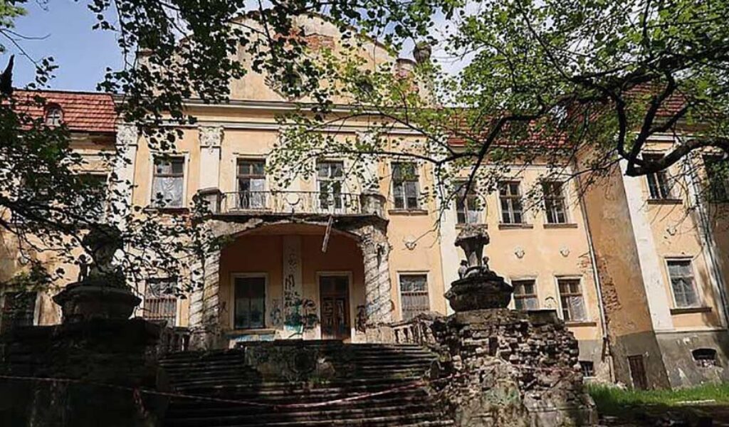 У селі Оброшине потребує відновлення «палац архієпископів»