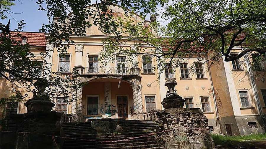 Детальніше про статтю У селі Оброшине потребує відновлення «палац архієпископів»