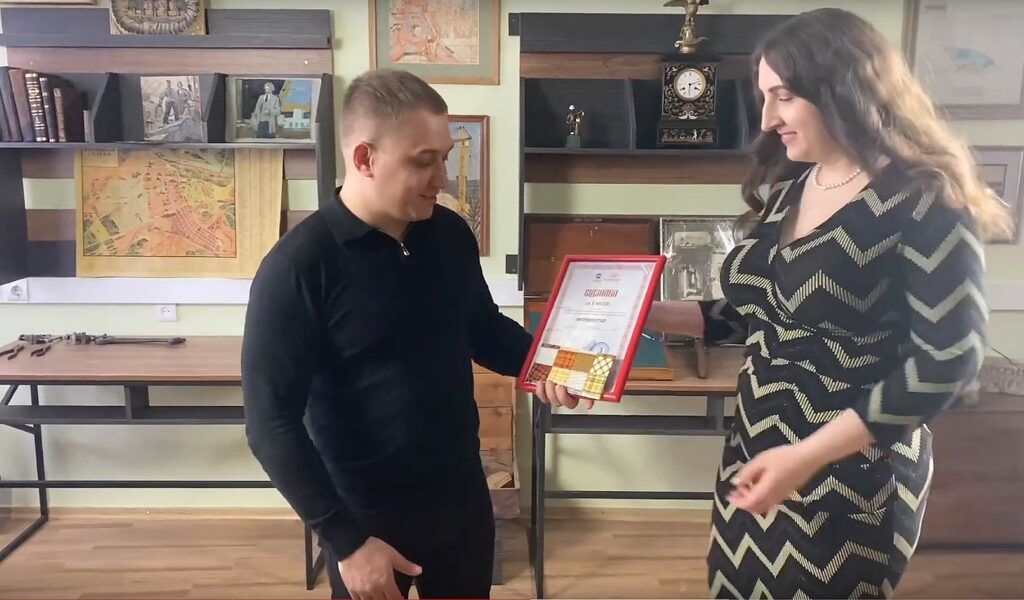 Вручення премії переможцю конкурсу логотипів