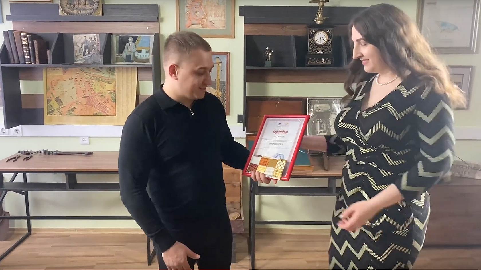 Вручення премії переможцю конкурсу логотипів